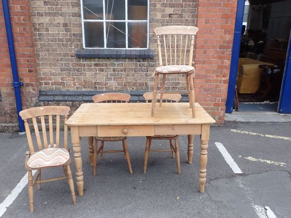 A VICTORIAN PINE KITCHEN TABLE AND FOUR WINDSOR KITCHEN CHAIRS