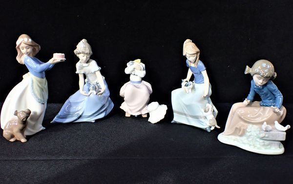 GROUP OF LLADRO FIGURINES