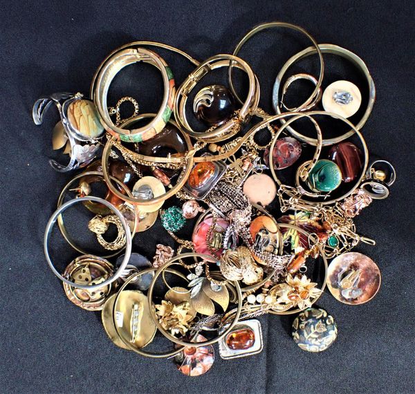 A COLLECTION OF COSTUME JEWELLERY