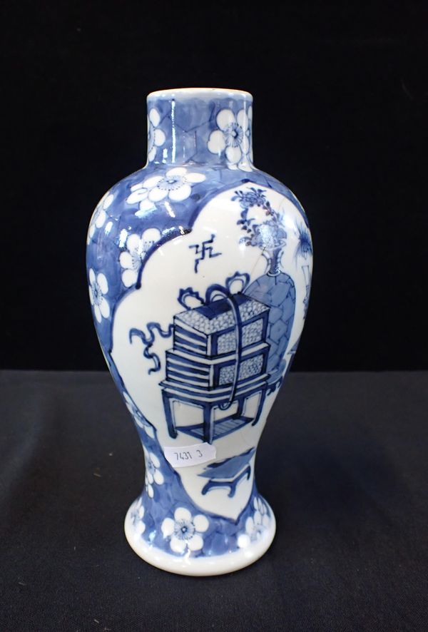 CHINESE BLUE AND WHITE PORCELAIN BALUSTER SHAPED VASE