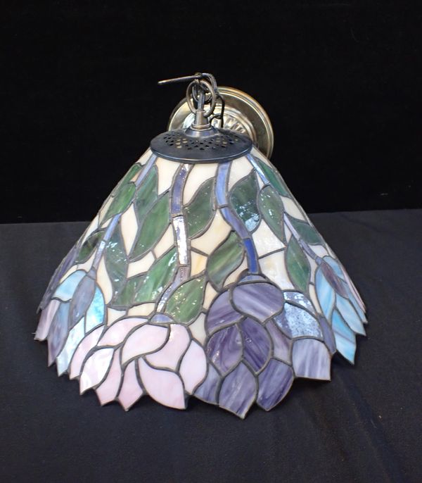 A TIFFANY STYLE PENDANT LIGHT SHADE