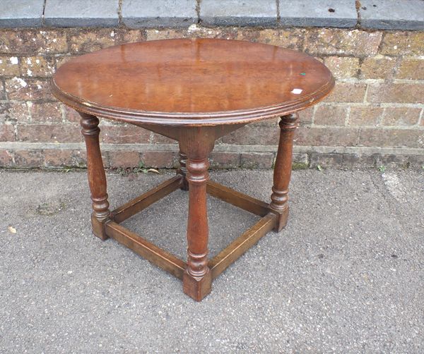 AN OAK AND WALNUT CIRCULAR OCCASIONAL TABLE