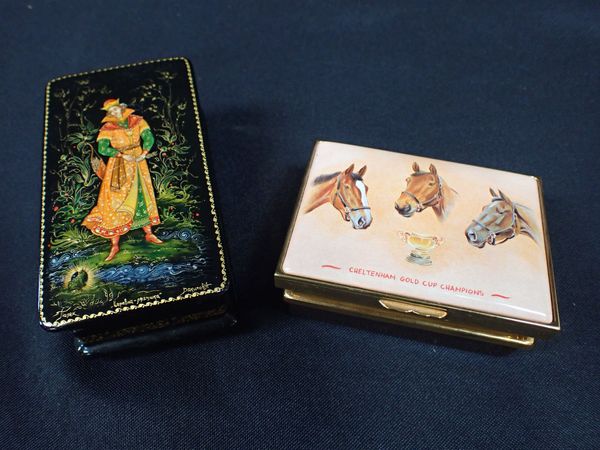 HORSE RACING INTEREST: A HALCYON DAYS ENAMEL BOX