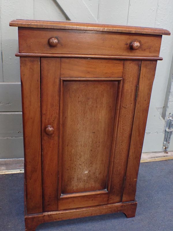 A VICTORIAN 'CAMPAIGN' STYLE MAHOGANY ENCLOSED WASHSTAND