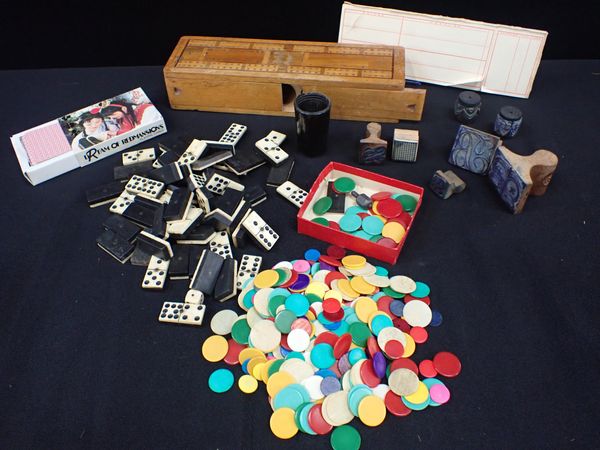 A SET OF 19TH CENTURY DOMINOES, OLD PRINTING BLOCKS