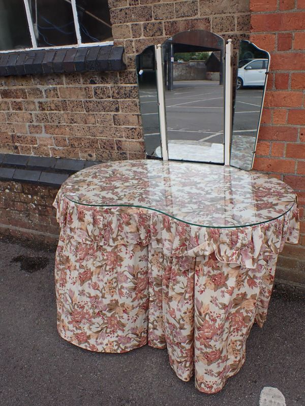 A RETRO 1950s KIDNEY-SHAPED DRESSING TABLE