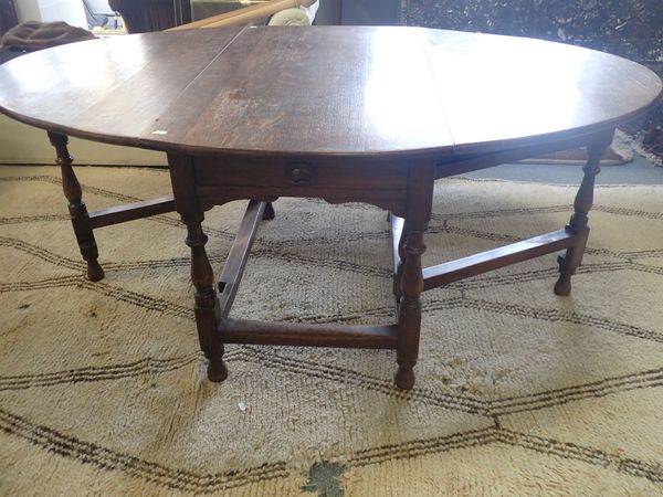 AN EDWARDIAN OAK GATELEG  DINING TABLE