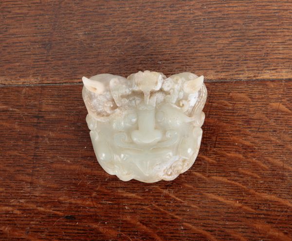 A CHINESE ARCHAISTIC CARVED JADE BELT BUCKLE