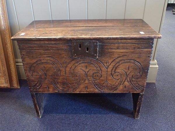 A SMALL ELM PLANK COFFER OF 17TH CENTURY DESIGN