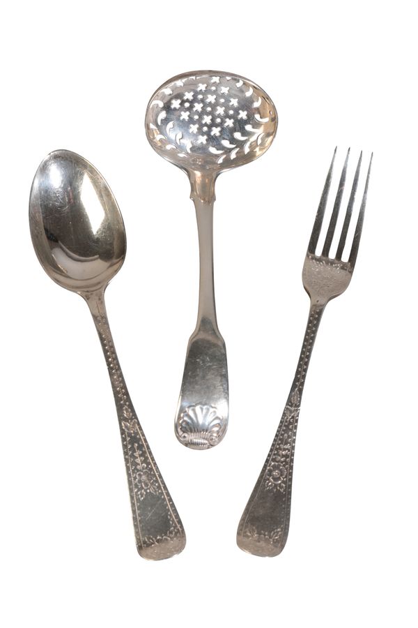 A GEORGE III SILVER FIDDLE AND SHELL PATTERN SUGAR SIFTER SPOON