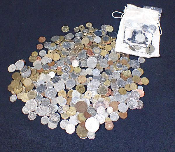 A QUANTITY OF MIXED WORLD COINS