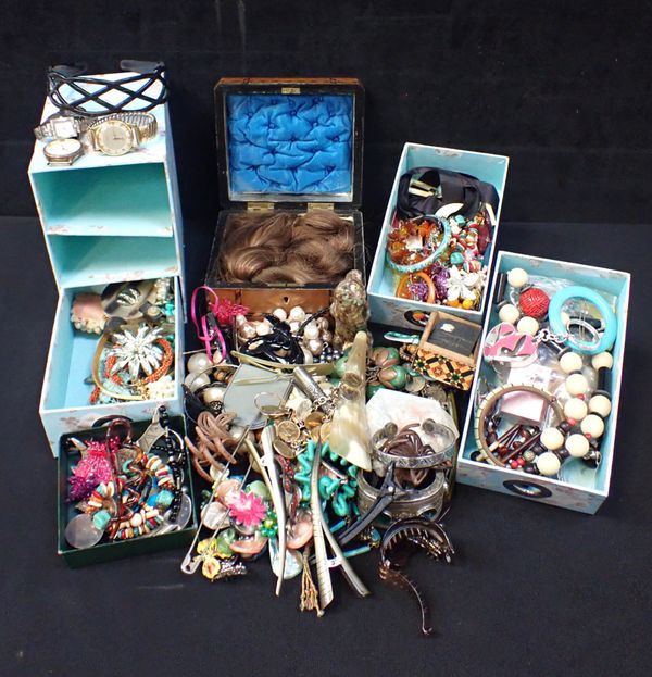 A COLLECTION OF COSTUME JEWELLERY