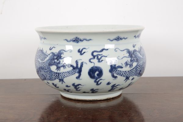 A CHINESE BLUE AND WHITE TRANSITIONAL STYLE 'DRAGON ' JARDNIERE