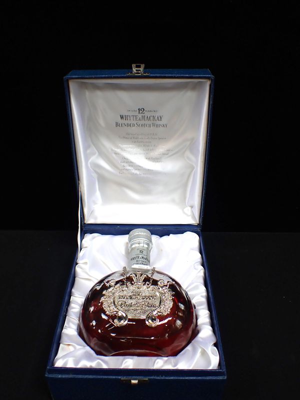 A COMMEMORATIVE WHYTE & MACKAY WHISKY PRESENTATION SET FOR THE MARRIAGE OF PRINCE CHARLES AND LADY DIANA