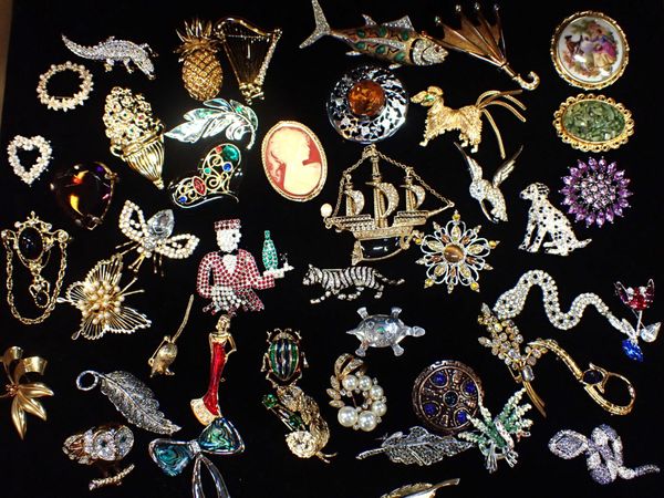 A COLLECTION OF COSTUME BROOCHES