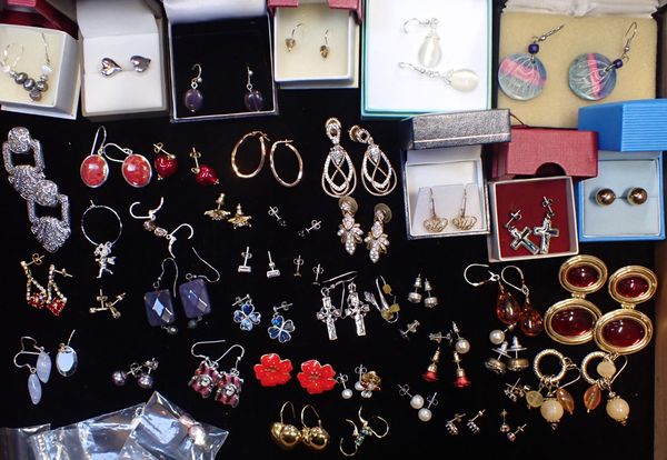 A COLLECTION OF EARRINGS