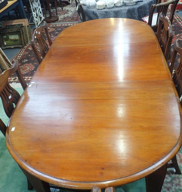 AN EDWARDIAN MAHOGANY EXTENDING DINING TABLE