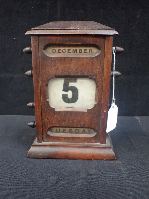 AN EDWARDIAN MAHOGANY CASED PERPETUAL DESK CALENDAR