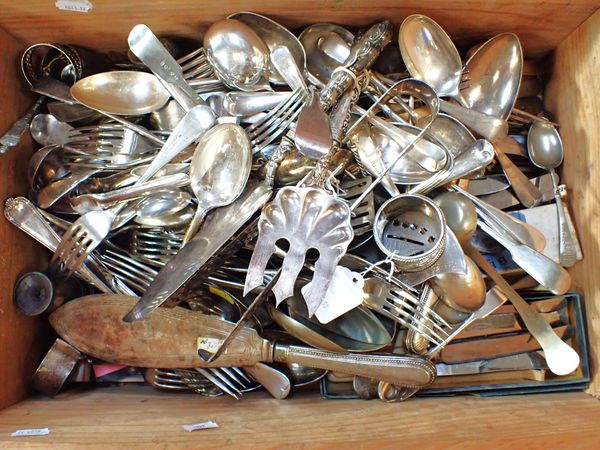 A PAIR OF 19TH CENTURY SILVER PLATED FIDDLE PATTERN ASPARAGUS SERVERS