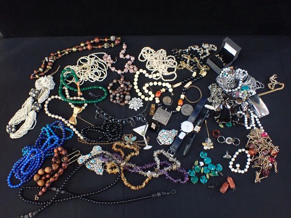 A QUANTITY OF COSTUME JEWELLERY