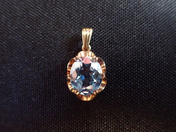 A BLUE TOPAZ PENDANT