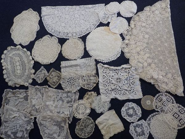 A COLLECTION OF LACE DOILIES AND MATS