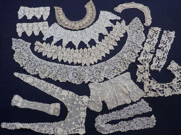 A COLLECTION OF ANTIQUE LACE COLLARS