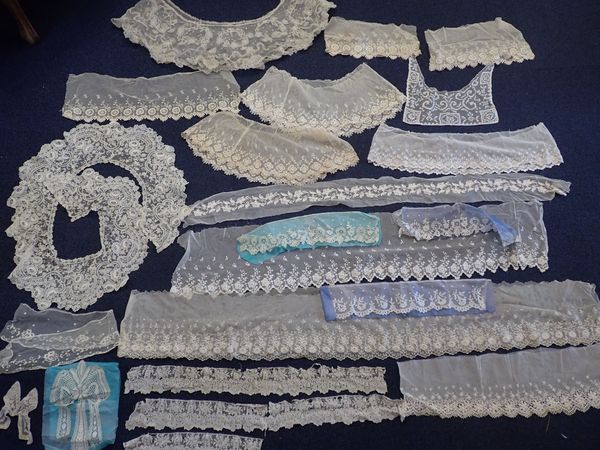 A COLLECTION OF ANTIQUE LACE PIECES