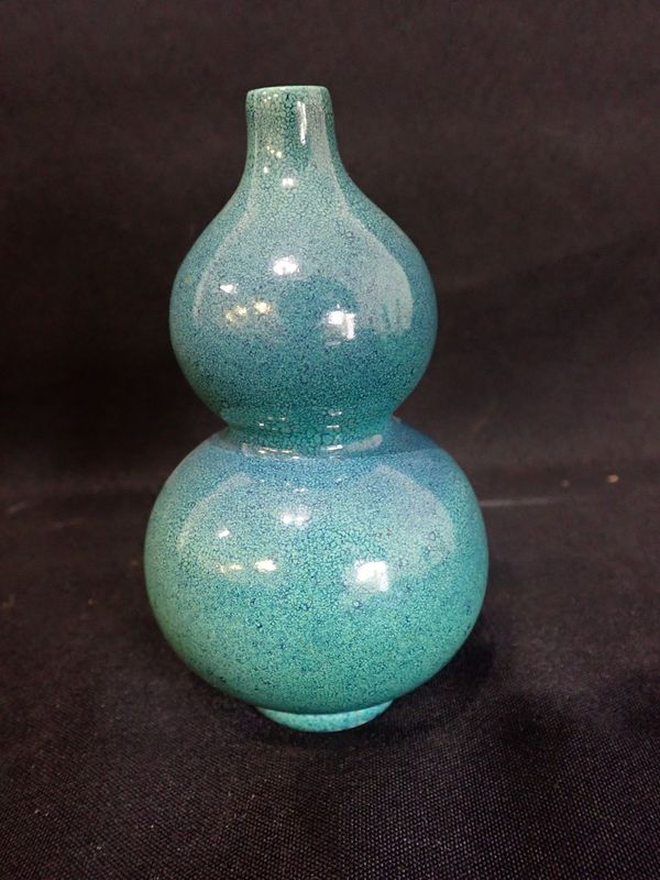 A CHINESE PORCELAIN ROBINS EGG DOUBLE GOURD VASE