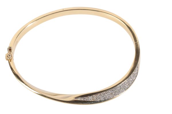 A TWISTED DIAMOND BANGLE