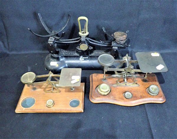 A SET OF VINTAGE CAST IRON SCALES BY LIBRASCO