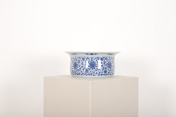 A CHINESE BLUE AND WHITE BASIN