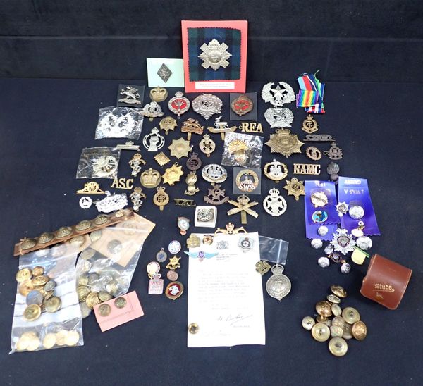 A COLLECTION OF MILITARY BADGES AND BUTTONS