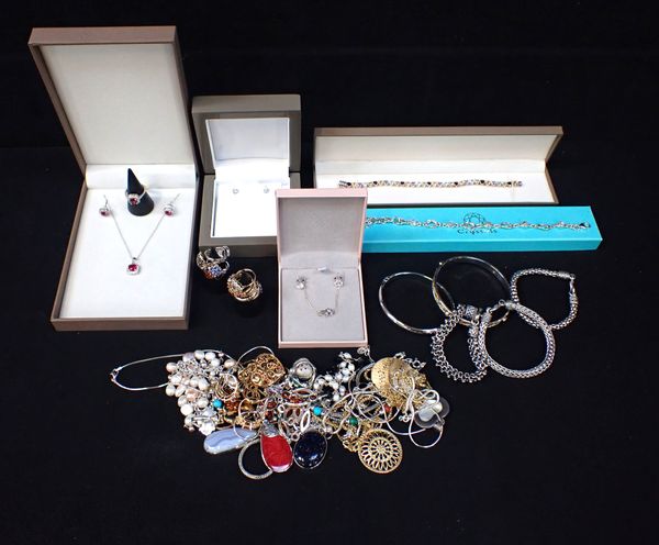 A COLLECTION OF MODERN COSTUME JEWELLERY