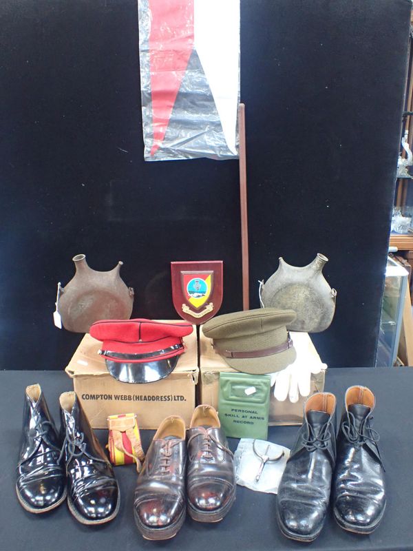 A COLLECTION OF MILITARIA