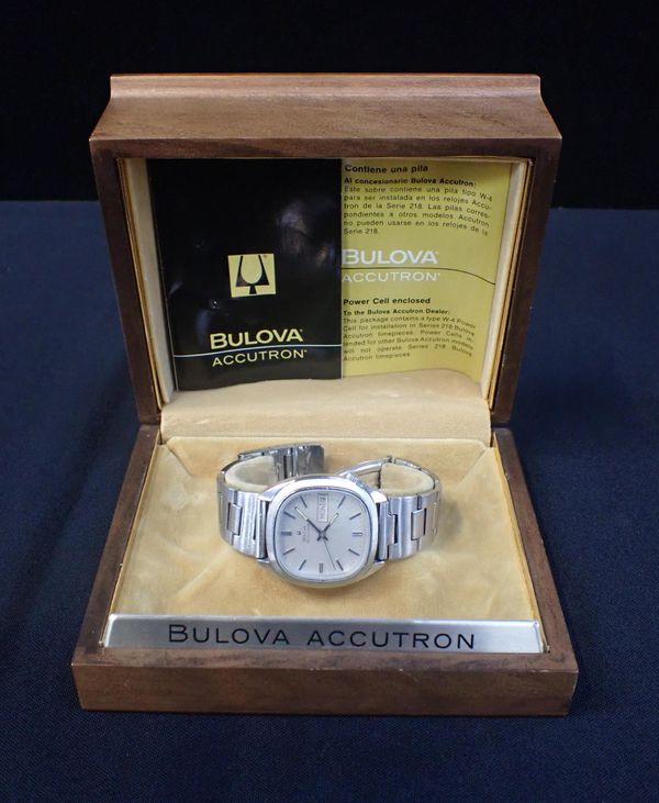 A BULOVA ACCUTRON 'TUNING FORK' WRISTWATCH