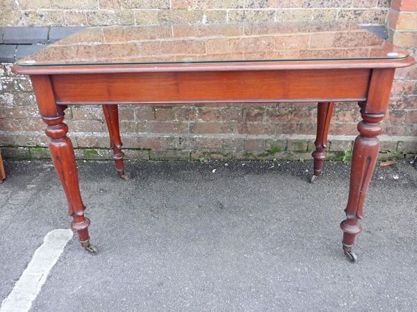 AN EARLY VICTORIAN MAHOGANY TABLE