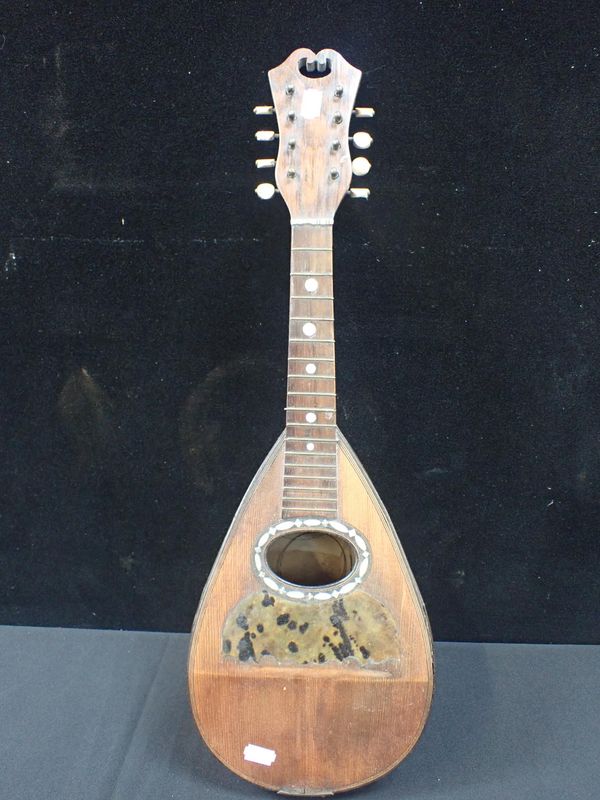 A MANDOLIN; 'STRIDENTE, Via Antonio 22 NAPOLI'