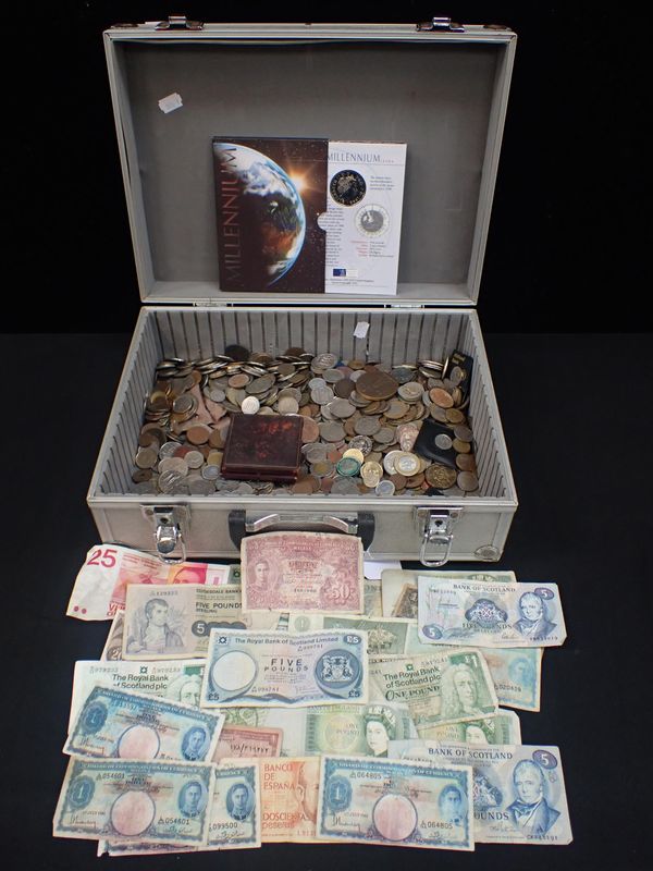 A QUANTITY OF MIXED COINS AND BANKNOTES