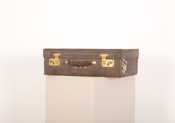 AN EARLY 20TH CENTURY GRAINED AND STITCHED LEATHER VANITY CASE