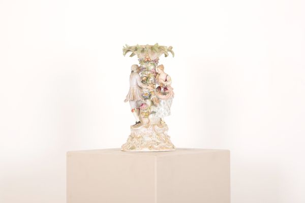 A MEISSEN PORCELAIN PEDESTAL OR CENTREPIECE