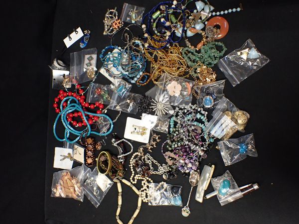 A QUANTITY OF COSTUME JEWELLERY