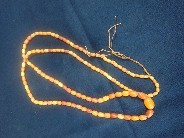 A BUTTER AMBER NECKLACE