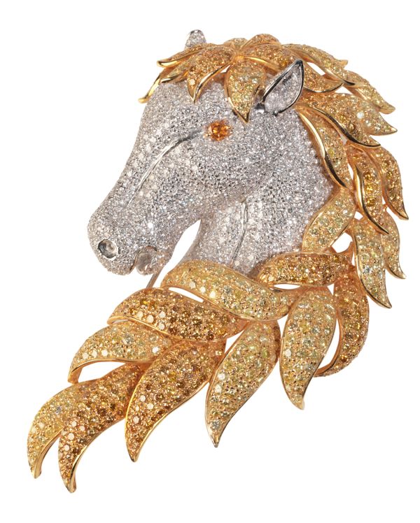 A LARGE BROOCH IN THE FORM OF A HORSE'S HEAD