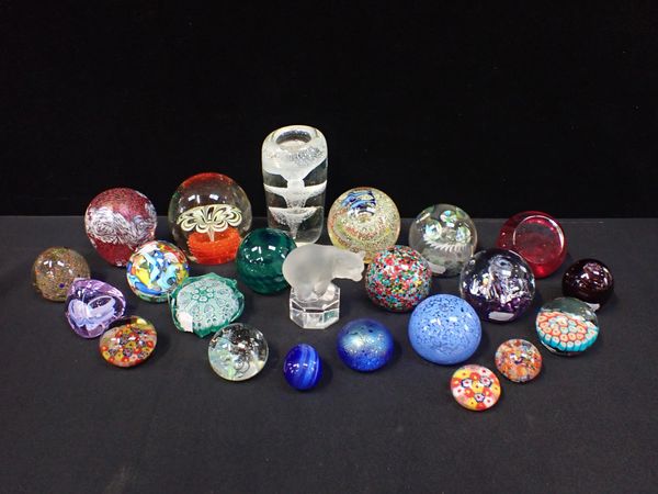 A COLLECTION OF GLASS PAPERWEIGHTS