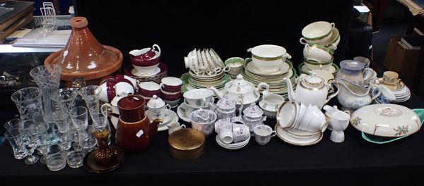 A QUANTITY OF DINNER AND TEA WARE