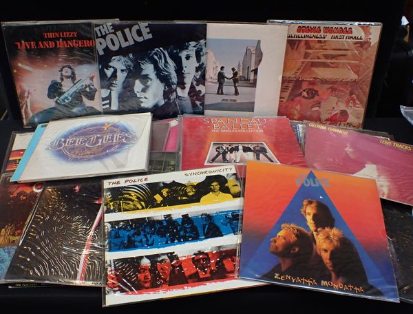 A GOOD COLLECTION OF VINYL LPs IN THEIR PROTECTIVE SLEEVES