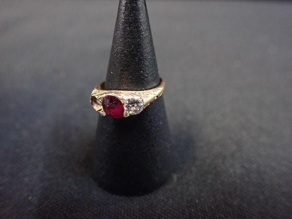 AN EDWARDIAN 18ct GOLD DRESS RING