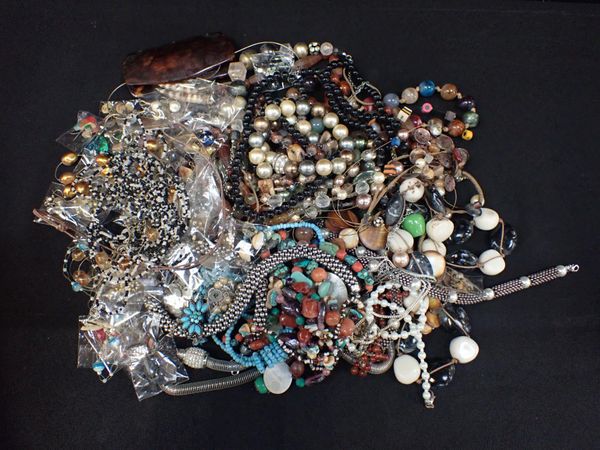 A COLLECTION OF COSTUME JEWELLERY