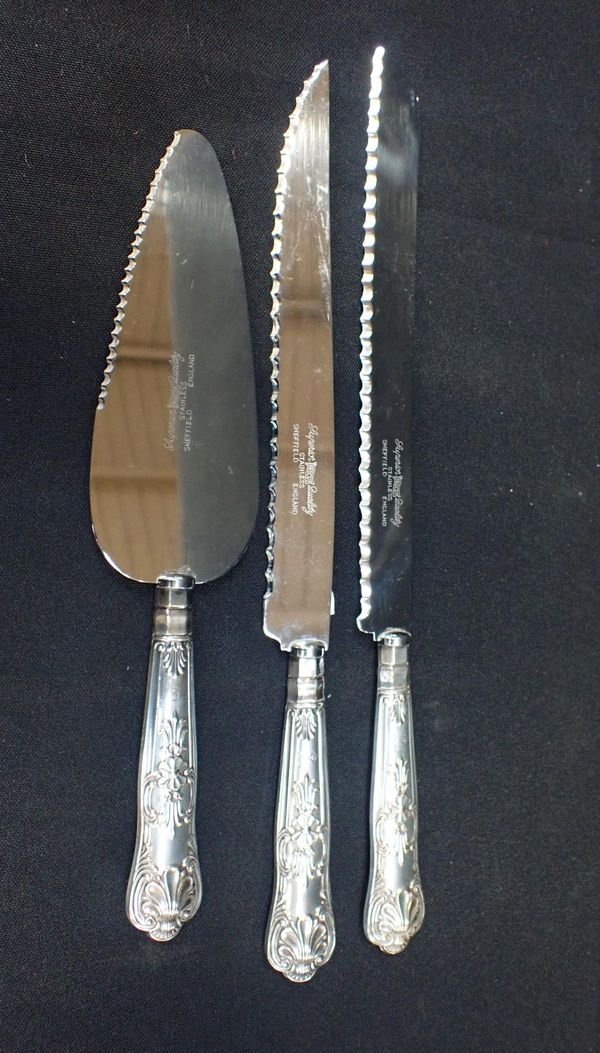 A SET OF THREE SILVER HANDLED CAKE/BREAD KNIVES